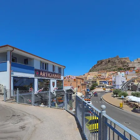 ゲストハウス The Square カステルサルド